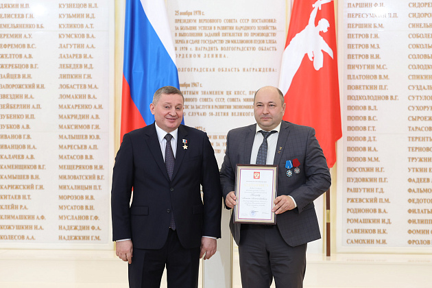 Андрей Бочаров вручил жителям Волгоградской области государственные награды 