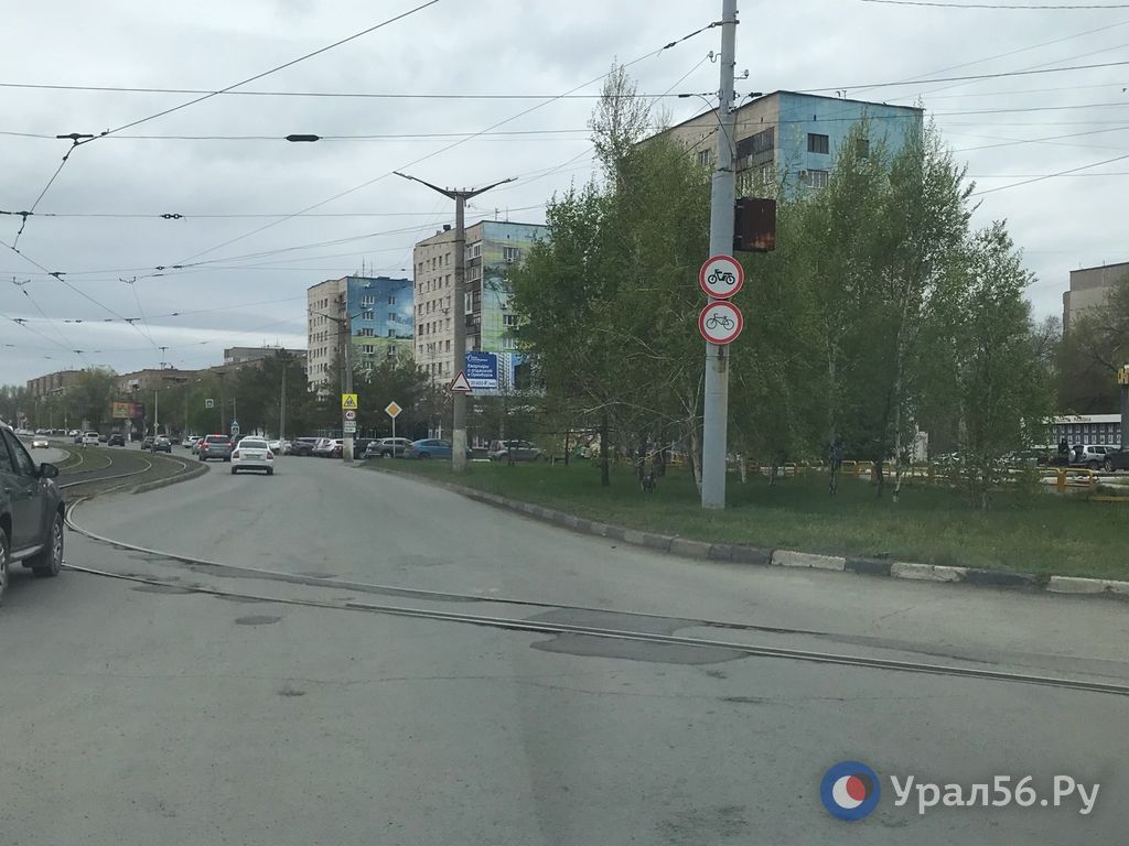 Переезды через трамвайные пути даже в центре Орска развалились до глубоких дыр, а плитка исчезает безвозвратно