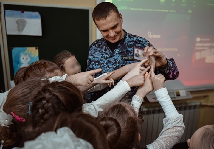 В Нижнем Новгороде офицер Росгвардии рассказал школьникам о героических профессиях