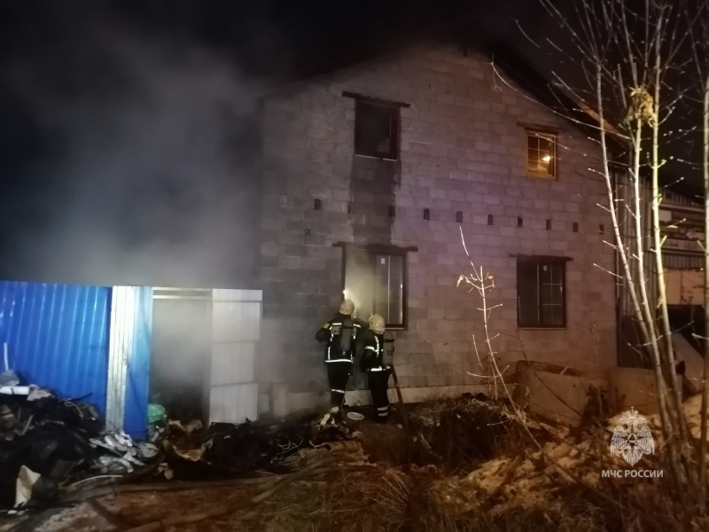 Сотрудники МЧС России ликвидировали пожар в частном жилом секторе