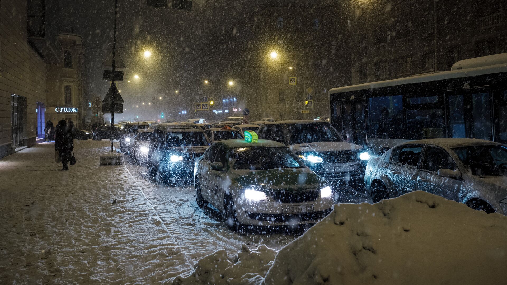 Автомобили на заснеженной улице Санкт-Петербурга - Sputnik Грузия, 1920, 25.02.2025