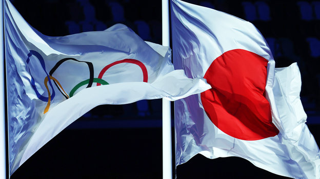Флаг Олимпийских игр и флаг Японии