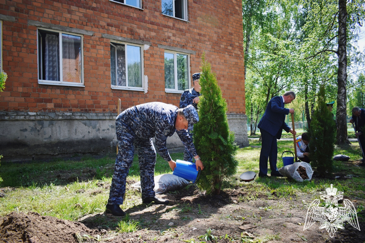 В Нижнем Новгороде офицеры Росгвардии поздравили выпускников подшефной кадетской школы с окончанием учебного года (фото)