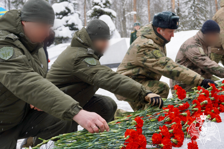 Представители Росгвардии почтили память павших героев в День защитника Отечества в Костроме