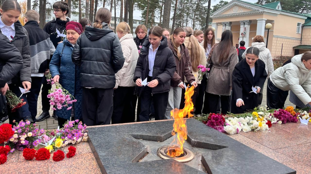 Школьники Сельцо почтили павших воинов ко Дню белых журавлей