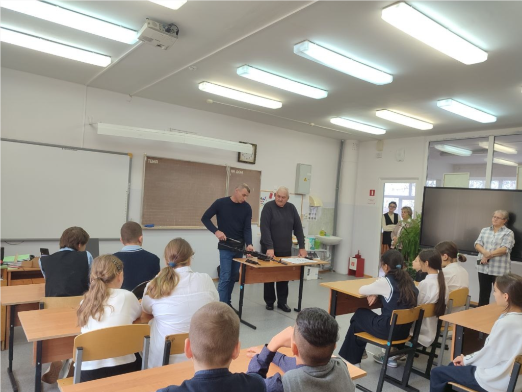 Подростки Дмитриевского увидели реальный автомат и услышали правду о подвигах