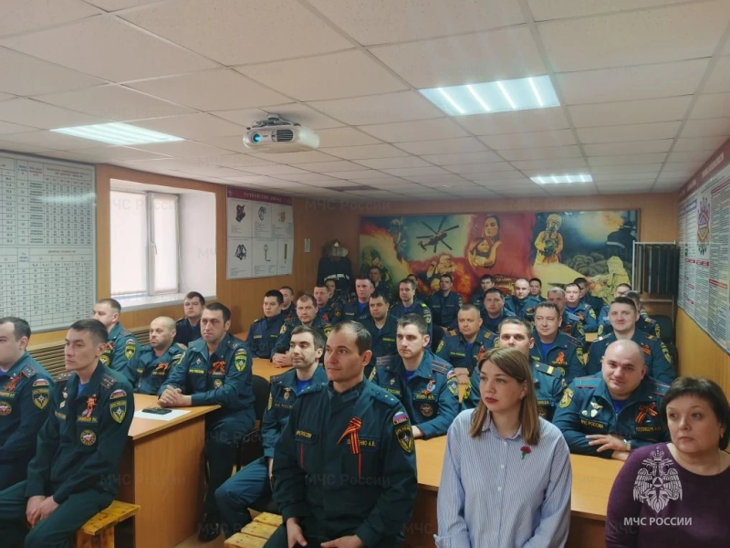 В преддверии Дня Победы в Главном управлении МЧС России по Ямало-Ненецкому автономному округу под руководством начальника ведомства генерал-майора внутренней службы Олега Владимировича Гилёва состоялось расширенное совещание с подключением всех территориальных подразделений в режиме видеоконференцсвязи.