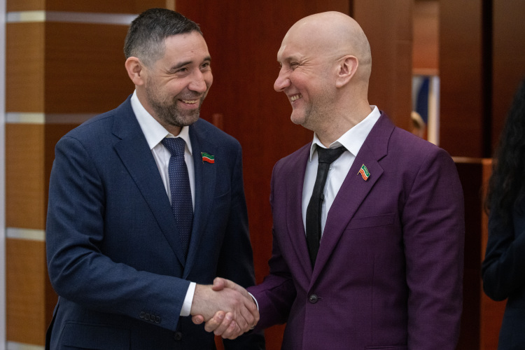 Обсуждали не только политику, но и сегодняшнюю игру «Ак Барса» с московским «Динамо». «В случае поражения все равно не сдадимся», — поделился ожиданиями бывший капитан «Ак Барса» и депутат Данис Зарипов