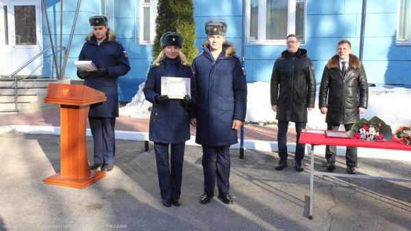Сотрудниц Центра парашютной подготовки поздравили с 8 марта
