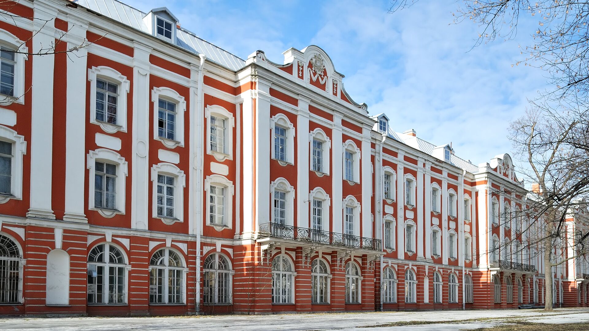 Petersburg state university. Д Трезини здание двенадцати коллегий. Здание 12 коллегий в Санкт-Петербурге Трезини. Здание 12 коллегий Архитектор д Трезини. Здание 12 коллегий Трезини 1722-1742.