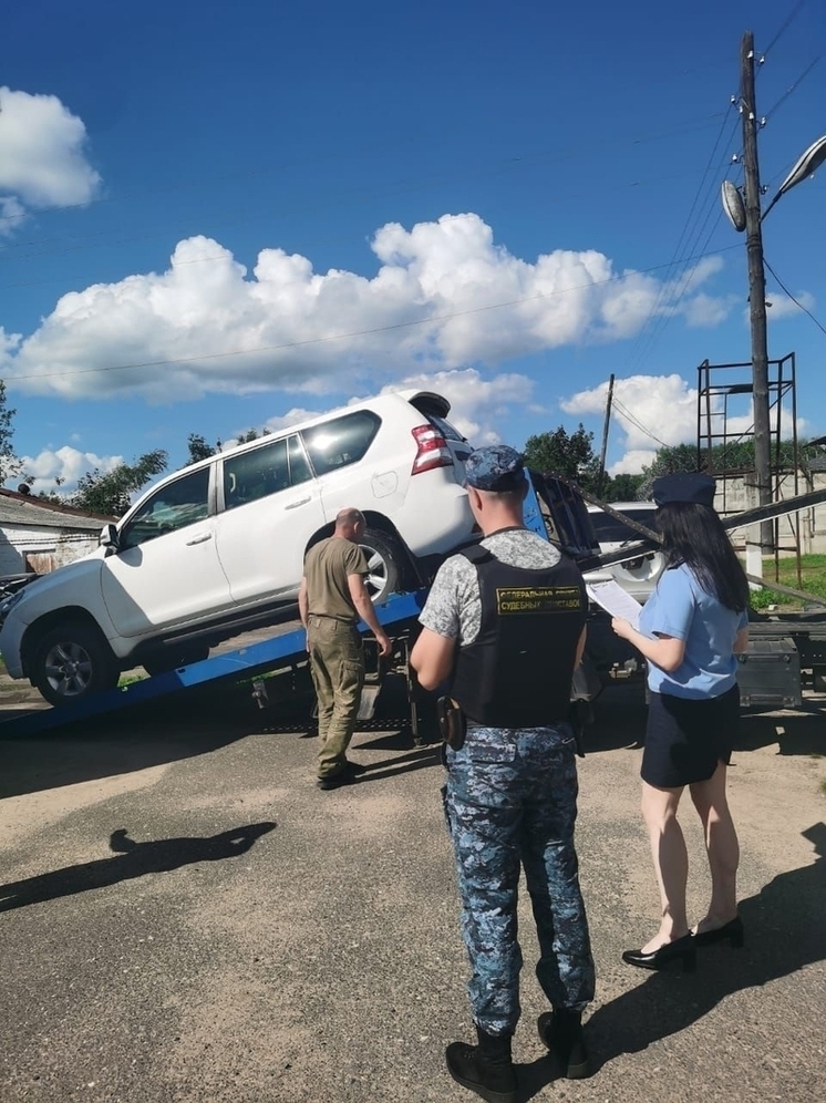 Ярославские приставы отправили в зону СВО 6 автомобилей
