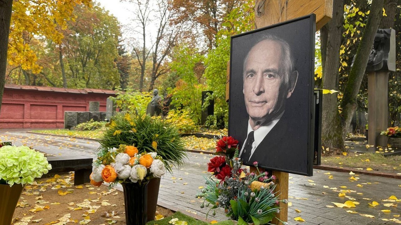 памятник владимиру этушу на новодевичьем кладбище. могила ланового на новодевичьем кладбище. новодевичье кладбище аллея героев. памятник василию лановому на новодевичьем. могила ланового на новодевичьем кладбище.