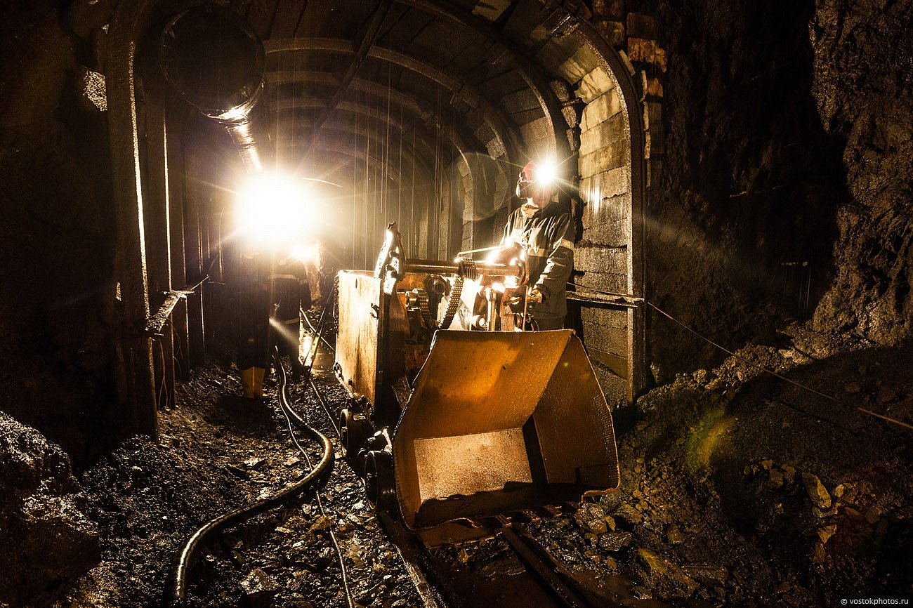 Шахта добыча руды. Норильский никель шахты. Добыча руды в шахте. Добыча железной руды. Золото в шахте.