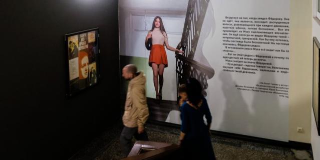 На лестнице посетителей встречает героиня фильма 