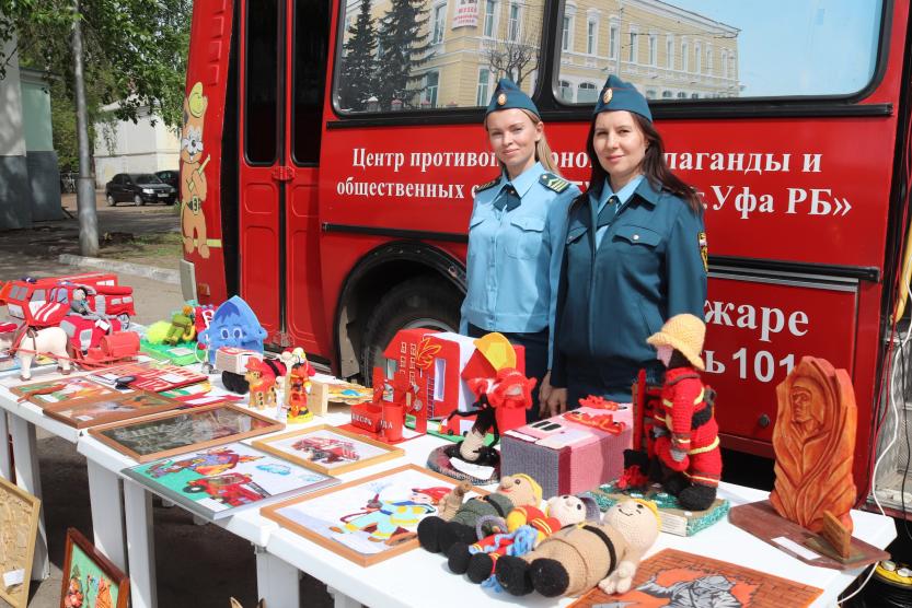 Пожарная ярмарка. Выставка пожарной техники. Выставка пожарных машин в Уфе. Пожарная ярмарка простой.