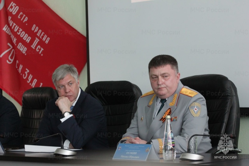 Сотрудников и ветеранов противопожарной службы региона поздравили с профессиональным праздником