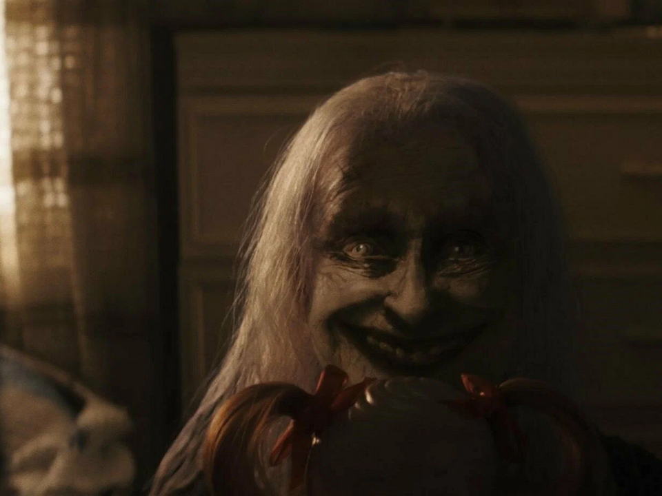 Кадр из фильма «Заклятие 4: Последний обряд». Режиссер Майкл Чавес. 2025 год