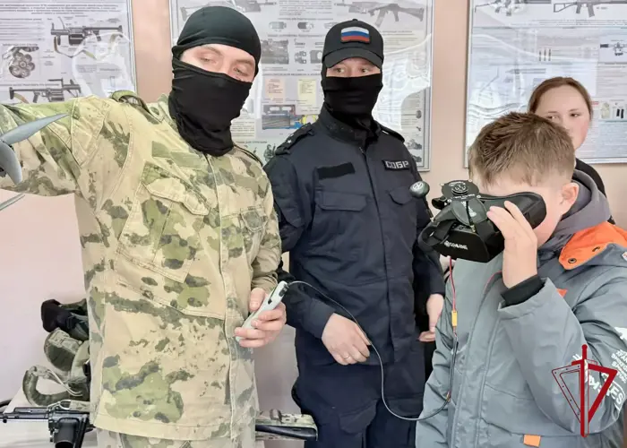 Спецназ провел тематическую экскурсию для школьников в Биробиджане