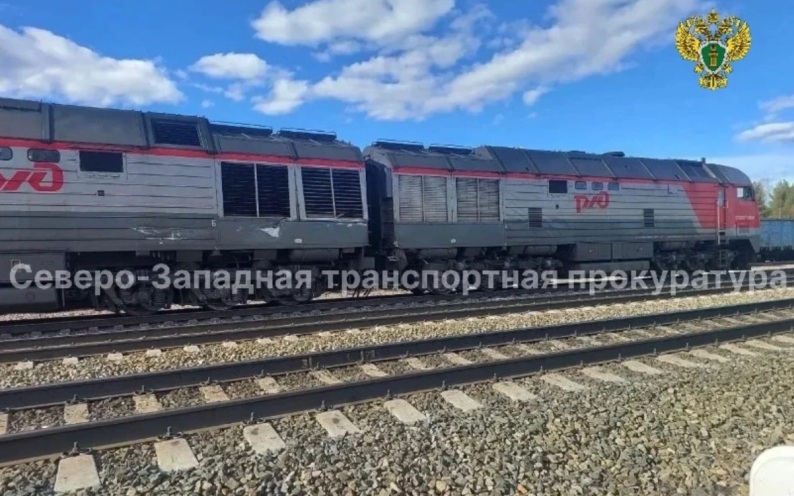 Локомотив столкнулся с порожними вагонами в Архангельской области