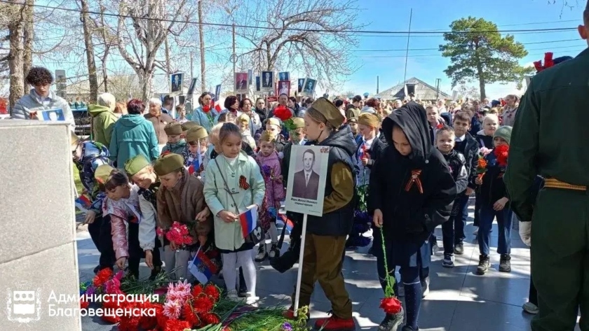 В Благовещенске прошли церемонии возложения цветов к памятникам героев - gtrkamur.ru