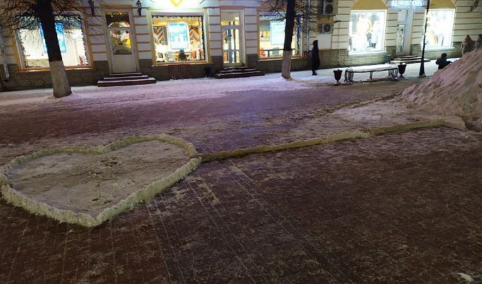 В Твери на Трехсвятской улице слепили из снега «Стрелу Амура»
