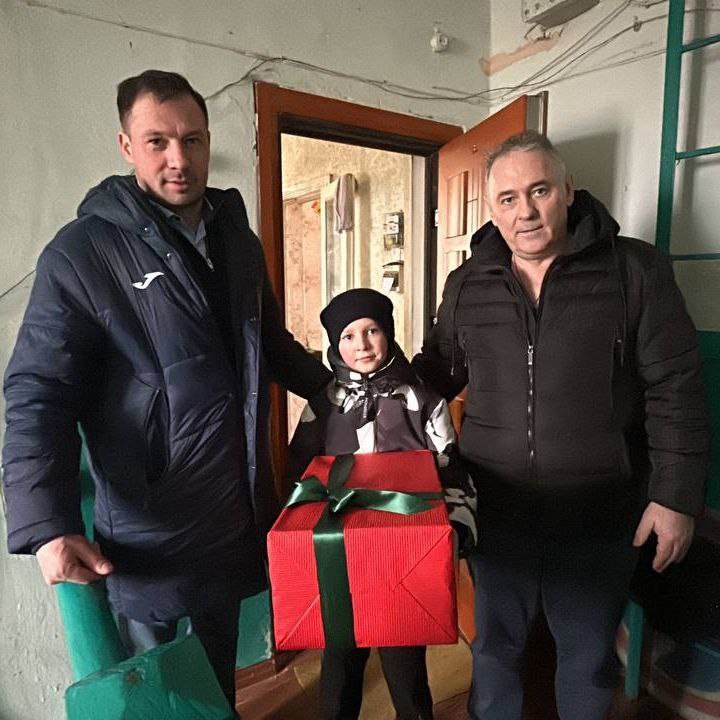 Губернатор Александр Соколов исполнил новогодние желания детей из Запорожья