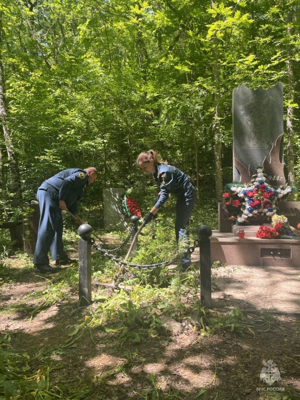 Сотрудники МЧС России в преддверии Великой Победы облагородили памятник партизанам