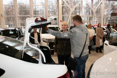 Фото 6. Пострадавшие на производстве орловцы получили ключи от новых автомобилей