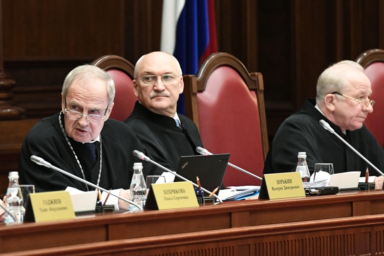 9 октября Конституционный суд России (КС РФ) в составе председателя Валерия Зорькина и еще 9 судей выпустил постановление, которым проверил законность ставшей камнем преткновения ч. 3.2 ст. 8 ФЗ «О социальных гарантиях»