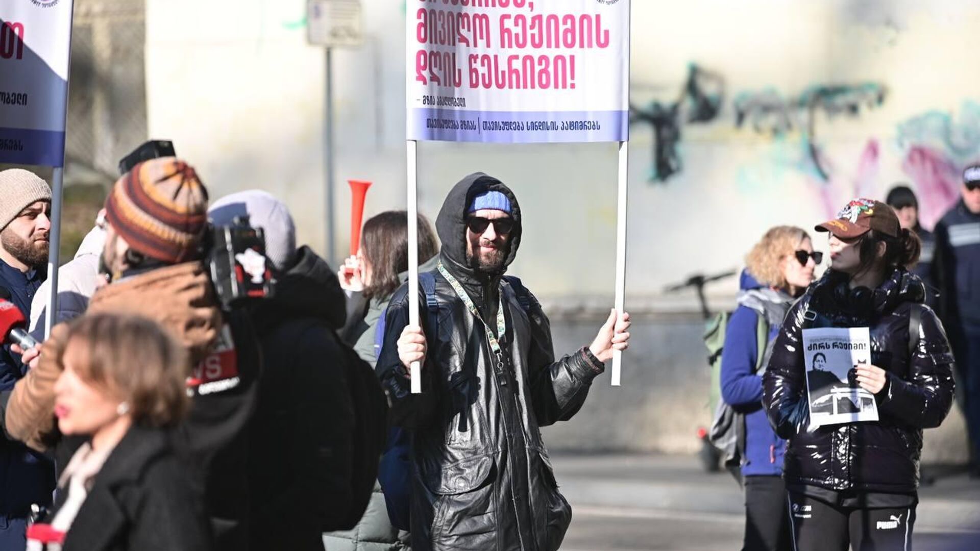 Первое заседание парламента Грузии в 2025 году на фоне акции протеста оппозиции - Sputnik Грузия, 1920, 08.07.2025