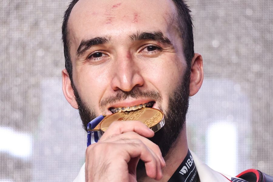 Муслим Гаджимагомедов, завоевавший золотую медаль, во время церемонии награждения