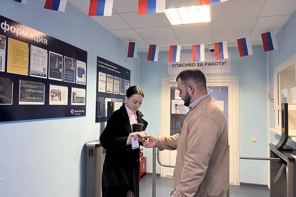 Память о Победе в сердце каждого горняка: на ВолгаКалии прошла акция «Георгиевская ленточка»