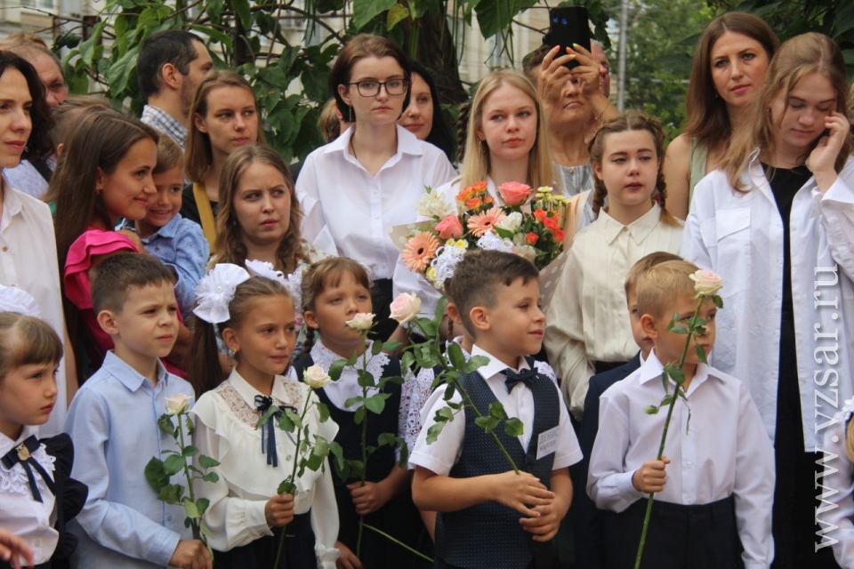 Первоклассник 2024 фото. Первоклассники. Первоклашки с цветами. Первоклассник с цветами.