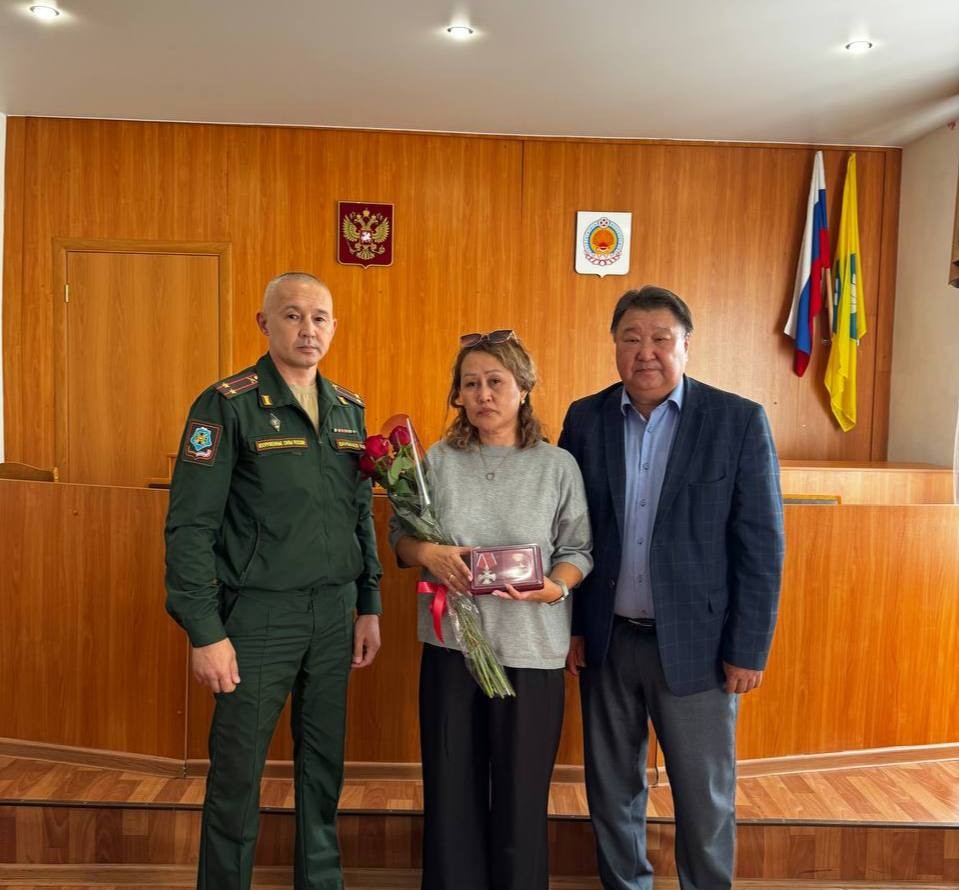 В Яшкульском районе супруге бойца СВО вручили орден Мужества.