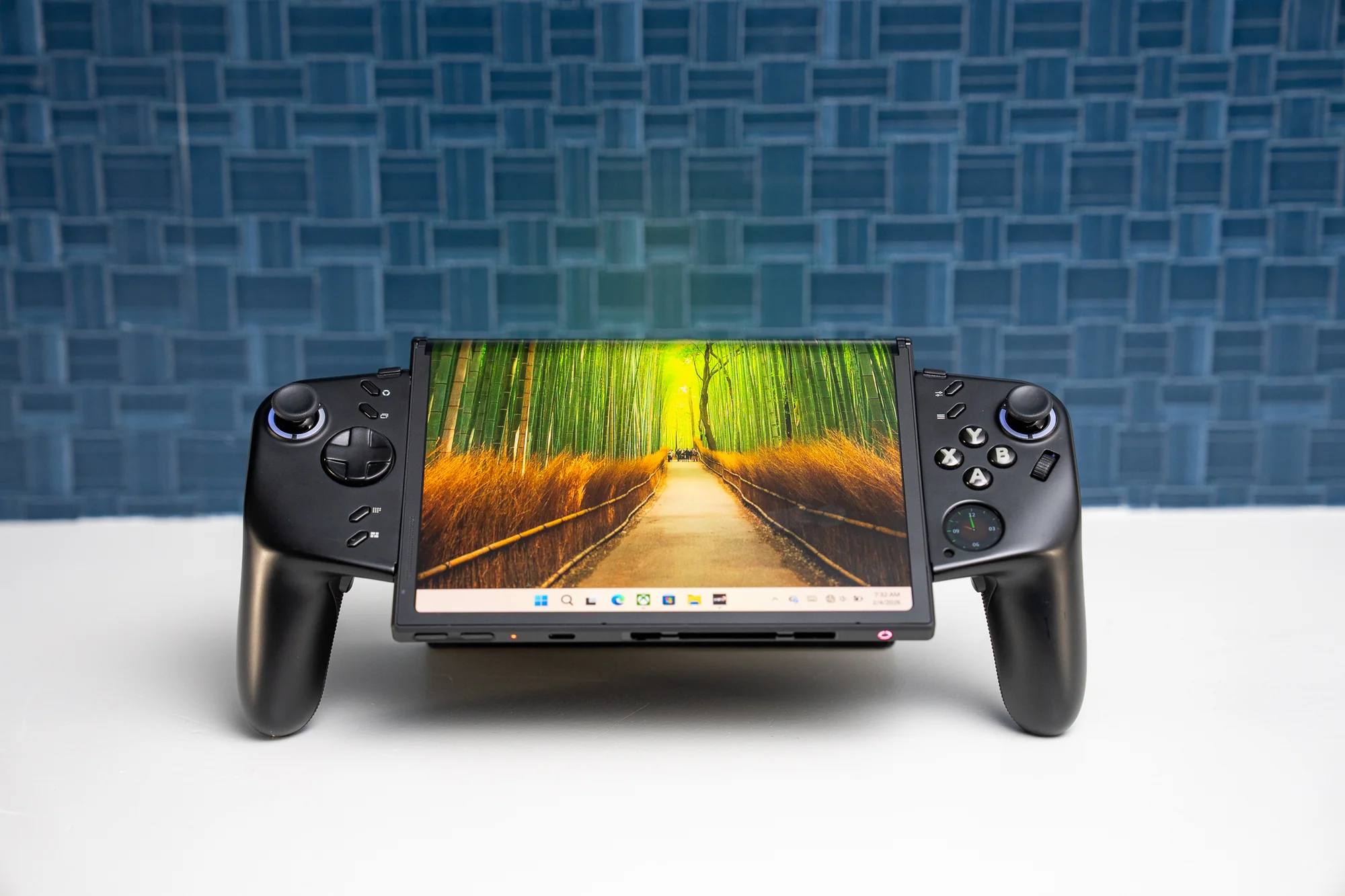 Lenovo представила революционную складную консоль Legion Go Fold 