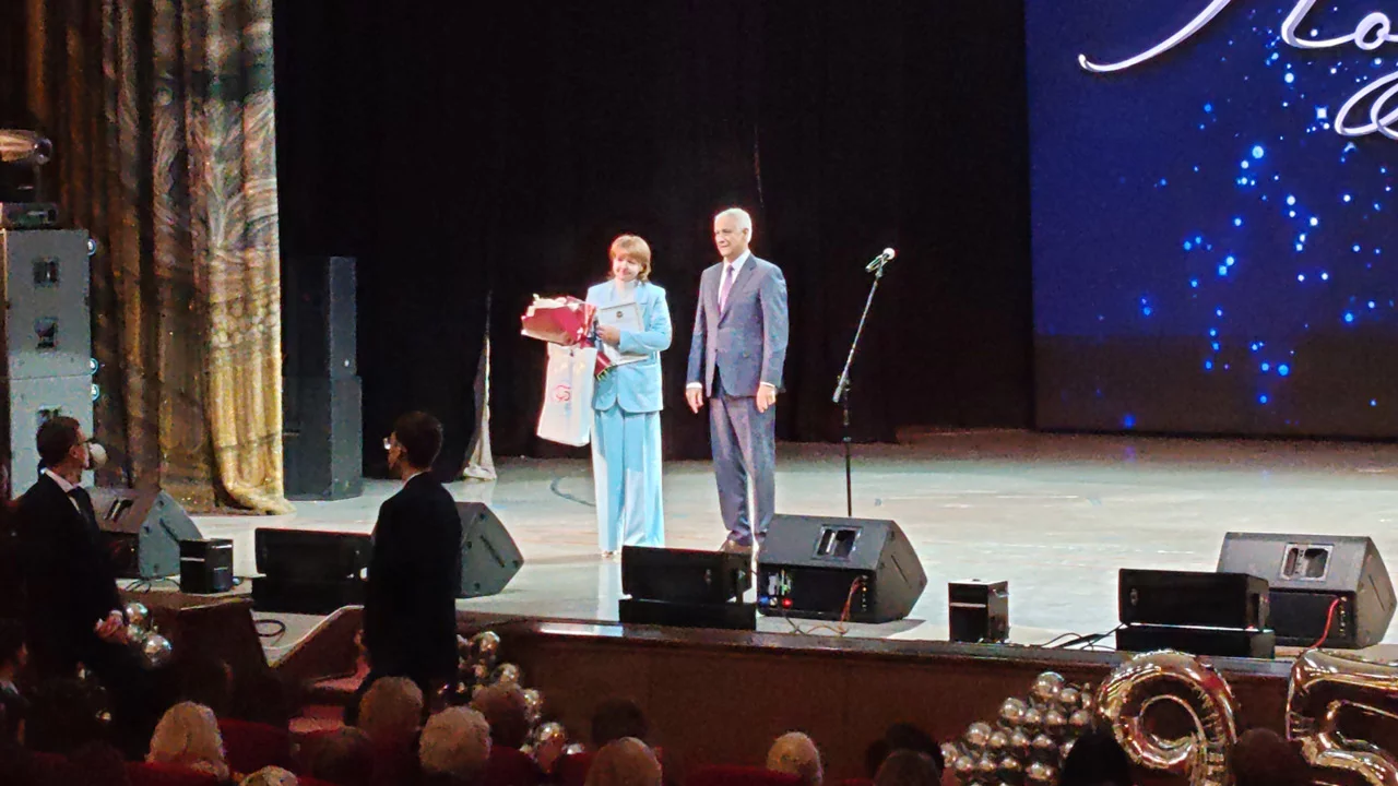 Педагоги в Магнитогорске принимают поздравления с Днем учителя