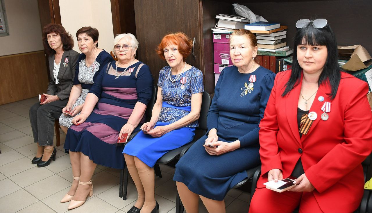 Первые награды вручены белореченским женщинам, плетущим масксети для СВО, фото 5