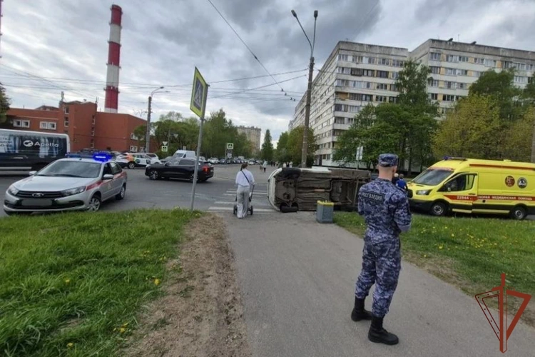В Санкт-Петербурге сотрудники Росгвардии первыми пришли на помощь участникам ДТП