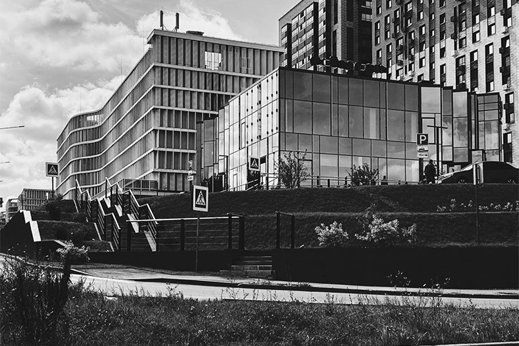 Парковка и офисное здание жилого комплекса «Мой ритм»