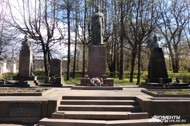 Семейный некрополь Ульяновых на Волковском кладбище.