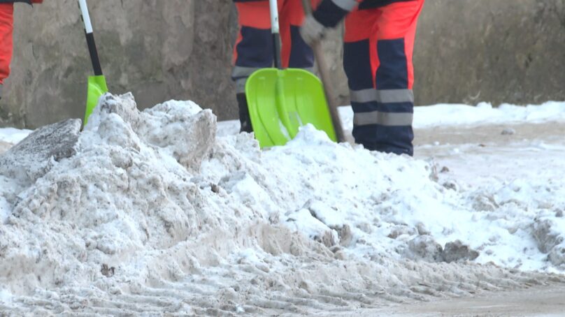 В Советске дорожная техника ведет зимнюю уборку на городских улицах