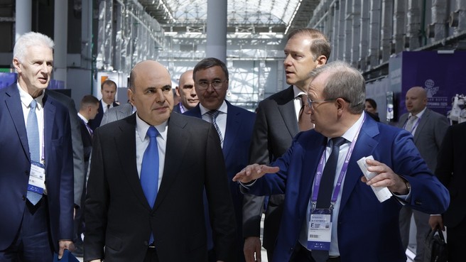 Михаил Мишустин осмотрел выставку Российского форума «Микроэлектроника 2025». С Денисом Мантуровым, помощником президента Андреем Фурсенко, Министром науки и высшего образования Валерием Фальковым, президентом РАН Геннадием Красниковым
