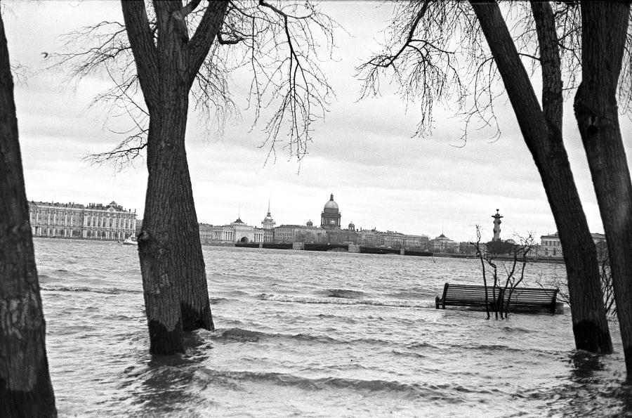Пейзаж с наводнением. Как стихия испытывала Ленинград на прочность | Наводнение, произошедшее в ноябре 1982 года. С этого момента подъем уровня воды стали измерять от ординара Кронштадтского футштока. Прежде его отсчитывали от ординара Горного института. Он выше нуля Кронштадтского футштока на 11 см./ФОТО Олега МИРОНЦА