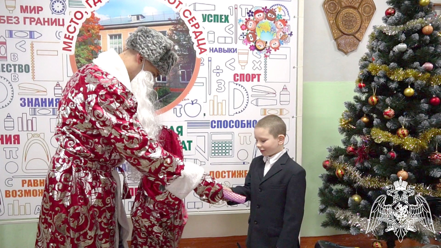 Совместными усилиями кировских и псковских росгвардейцев исполнена мечта ребенка из ДНР