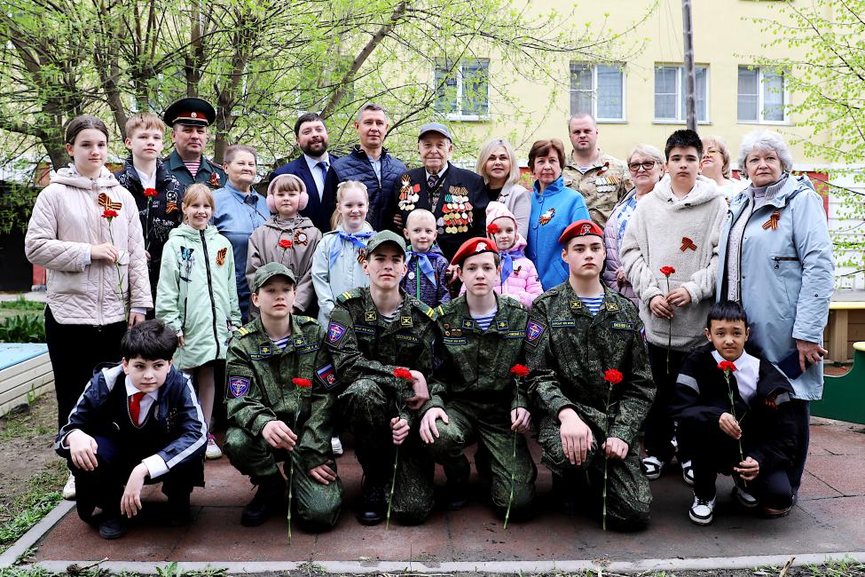 Участники парада у дома ветерана, фото Александры Федотовой