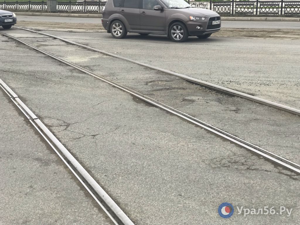 Переезды через трамвайные пути даже в центре Орска развалились до глубоких дыр, а плитка исчезает безвозвратно