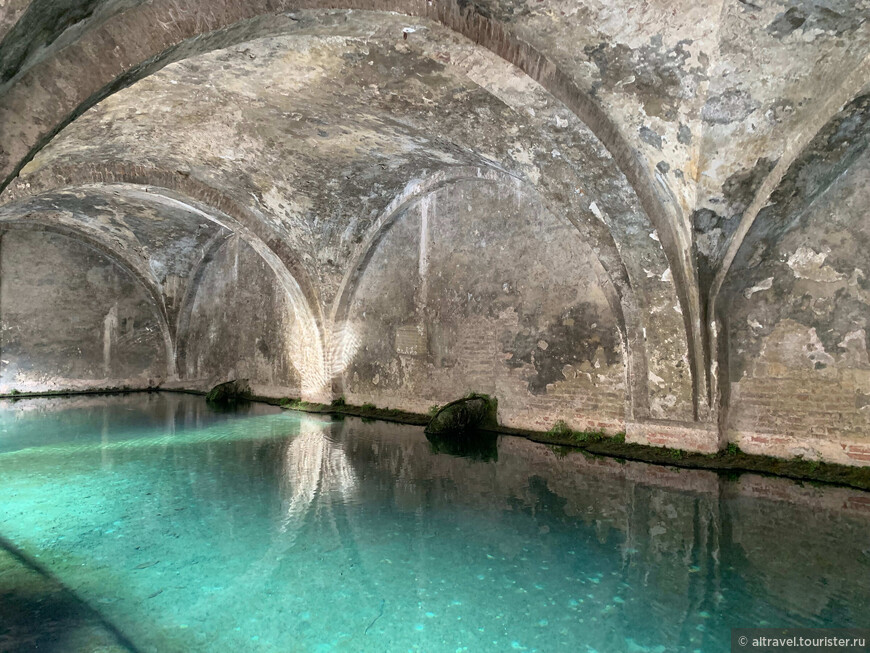Под арками фонтана Бранда до сих пор есть вода.