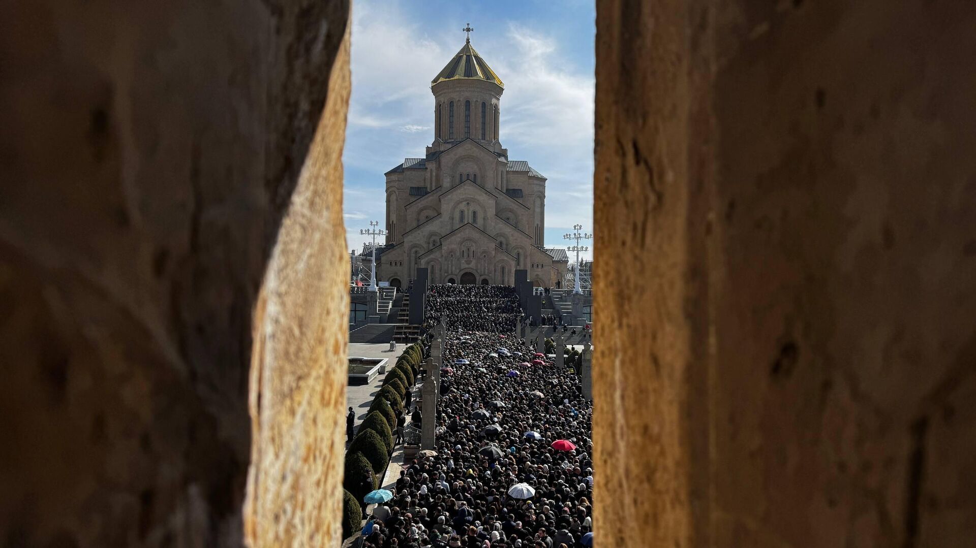 Траурная церемония прощания с Патриархом Всея Грузии Илией Вторым в храме Самеба - Sputnik Грузия, 1920, 06.05.2026