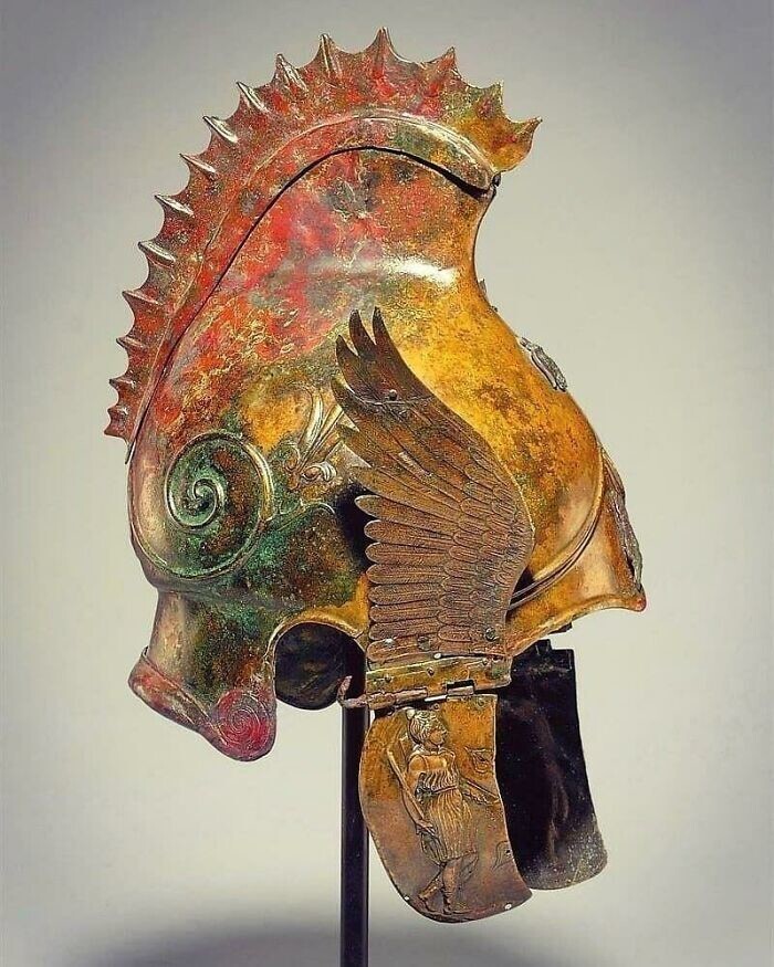 17. Бронзовый фригийский крылатый шлем, датируемый 4 веком до н.э. Недавно был продан на аукционе за 160 000 фунтов стерлингов