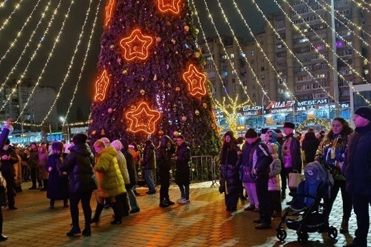 Парк культуры новогодние праздники. Новогодние аттракционы на площади революции. Новогодние мероприятия в Тамбове. Танцы в парке Горького на новый год. Елка в Тамбове.